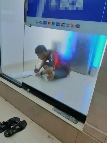 Gaya orang belajar ini nyeleneh abis © berbagai sumber