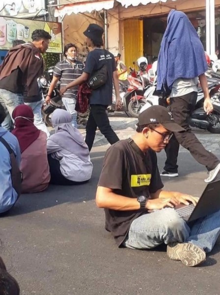 Gaya orang belajar ini nyeleneh abis © berbagai sumber