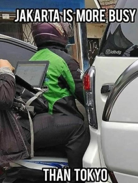 Gaya orang belajar ini nyeleneh abis © berbagai sumber