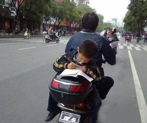 Gaya orang belajar ini nyeleneh abis © berbagai sumber