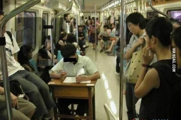 Gaya orang belajar ini nyeleneh abis © berbagai sumber