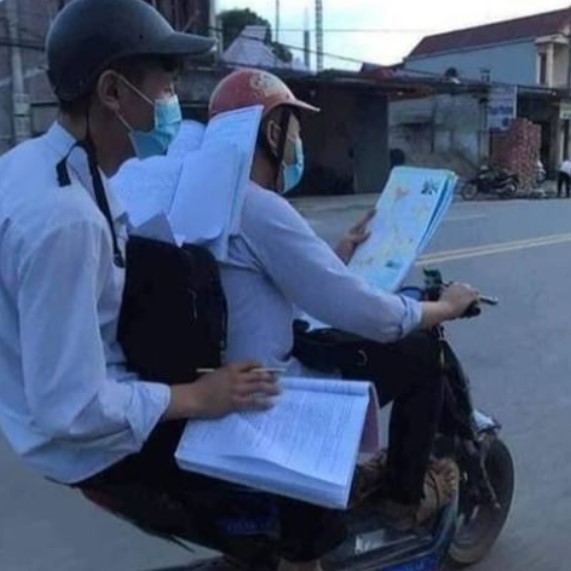 Gaya orang belajar ini nyeleneh abis © berbagai sumber