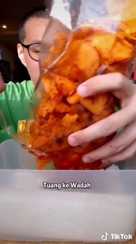 Trik mengurangi minyak berlebih pada kerupuk kemasan, mudah ditiru