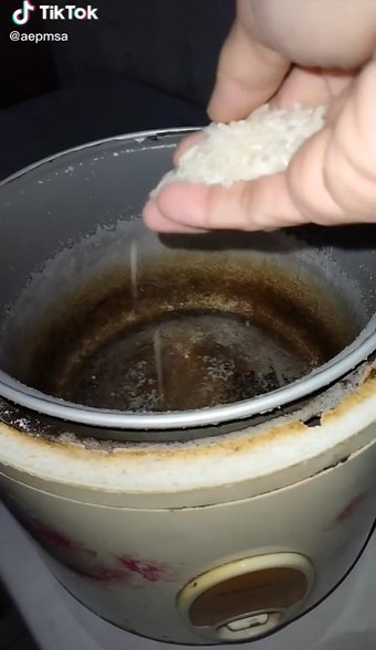 Cara pria masak porsi sedikit ini unik, bikin nggak habis pikir