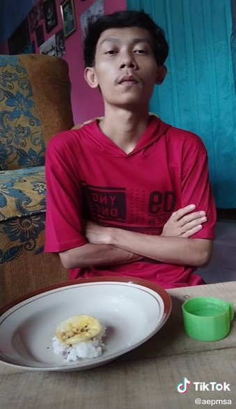 Cara pria masak porsi sedikit ini unik, bikin nggak habis pikir