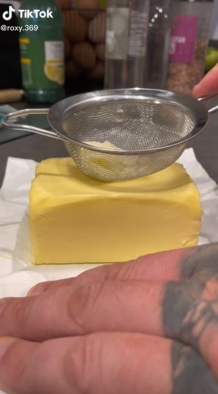 Bukan pakai pisau, begini trik mengambil mentega beku untuk olesan