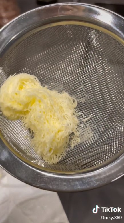 Bukan pakai pisau, begini trik mengambil mentega beku untuk olesan