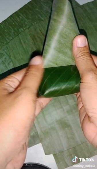 5 Cara simpel membungkus lemper, kokoh tanpa tusuk lidi dan staples