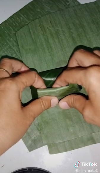 5 Cara simpel membungkus lemper, kokoh tanpa tusuk lidi dan staples