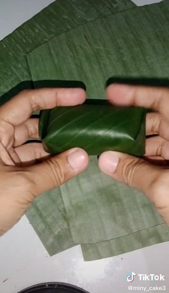 5 Cara simpel membungkus lemper, kokoh tanpa tusuk lidi dan staples