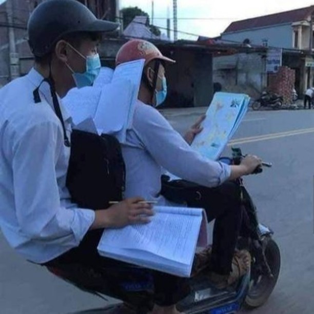 momen bertingkah nyeleneh sambil nyetir motor © berbagai sumber