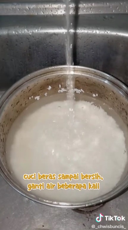 5 Cara masak nasi onigiri pakai beras biasa, lengket dan antiambyar