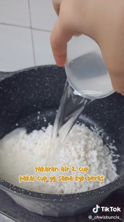 5 Cara masak nasi onigiri pakai beras biasa, lengket dan antiambyar
