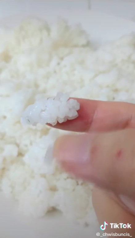 5 Cara masak nasi onigiri pakai beras biasa, lengket dan antiambyar