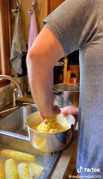 Cara pria serut jagung tanpa pisau ini super cepat, kreatif abis