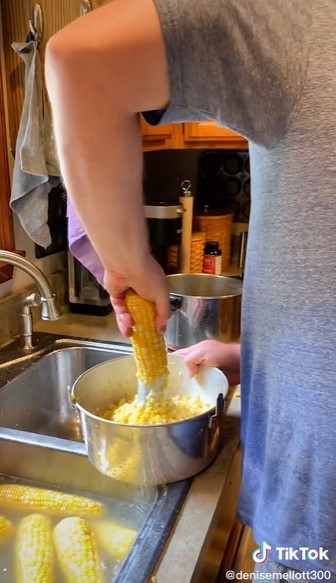 Cara pria serut jagung tanpa pisau ini super cepat, kreatif abis