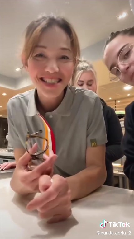 Bunda Corla 'Ratu Jreng' © berbagai sumber Bunda Corla 'Ratu Jreng' © berbagai sumber