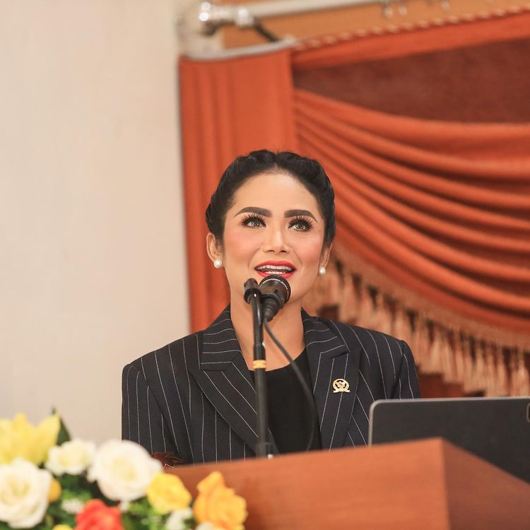 Krisdayanti ngajar di Universitas Brawijaya © Instagram