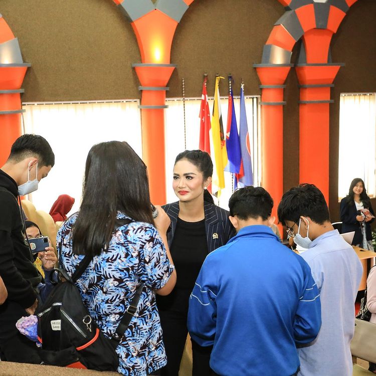 Krisdayanti ngajar di Universitas Brawijaya © Instagram Krisdayanti ngajar di Universitas Brawijaya © Instagram