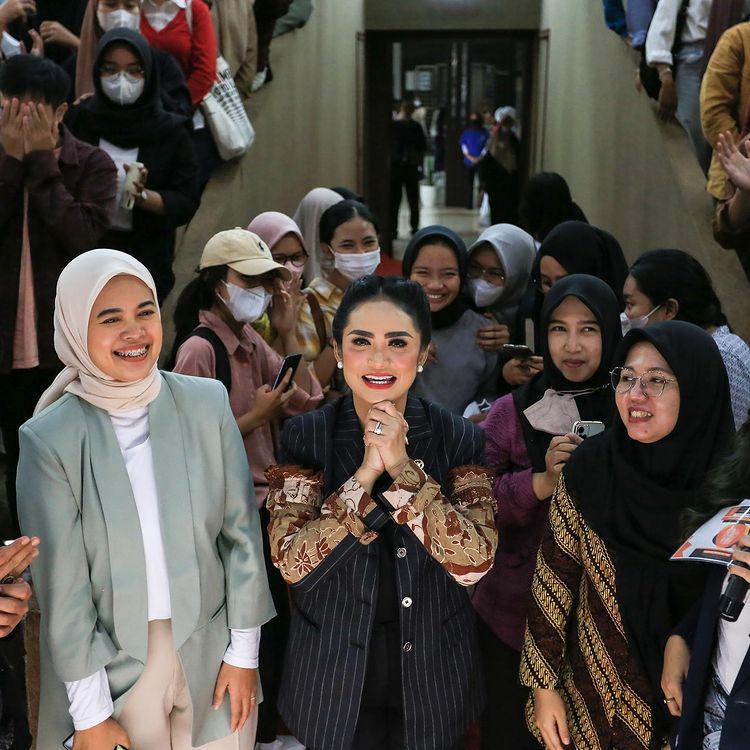 Krisdayanti ngajar di Universitas Brawijaya © Instagram Krisdayanti ngajar di Universitas Brawijaya © Instagram