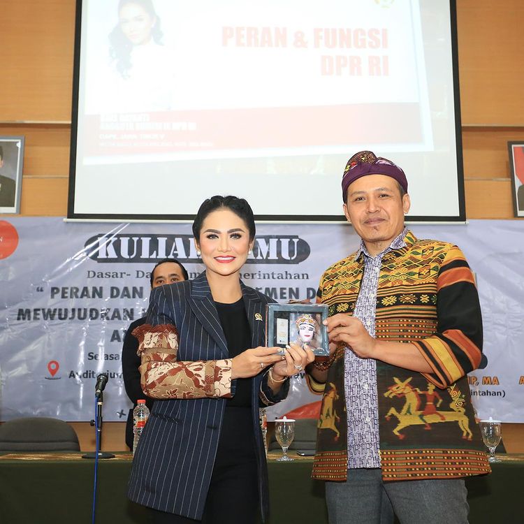 Krisdayanti ngajar di Universitas Brawijaya © Instagram Krisdayanti ngajar di Universitas Brawijaya © Instagram