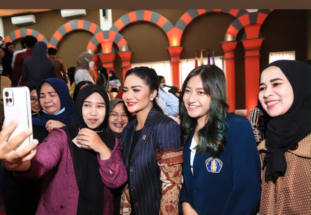 Krisdayanti ngajar di Universitas Brawijaya © Instagram Krisdayanti ngajar di Universitas Brawijaya © Instagram
