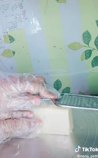 Tak asal diparut, ini cara hasilkan keju gondrong yang tidak patah