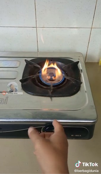 Penyebab api kompor gas berwarna merah dan cara mengatasinya jadi biru