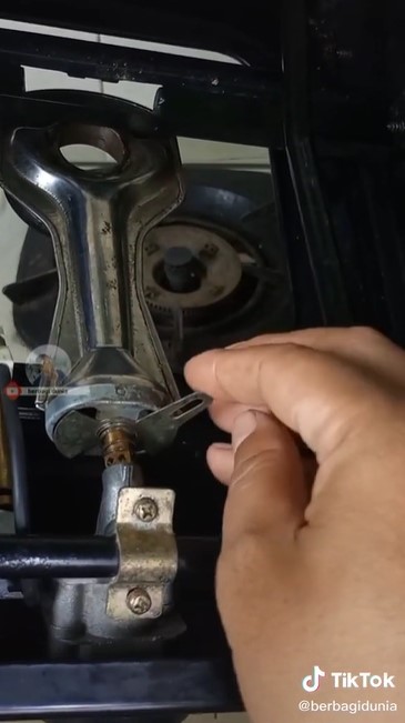 Penyebab api kompor gas berwarna merah dan cara mengatasinya jadi biru