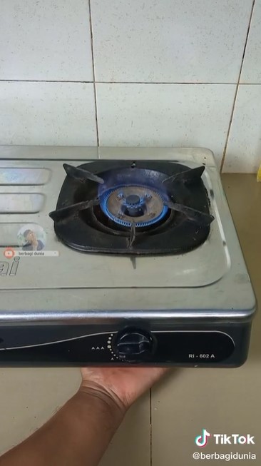 Penyebab api kompor gas berwarna merah dan cara mengatasinya jadi biru