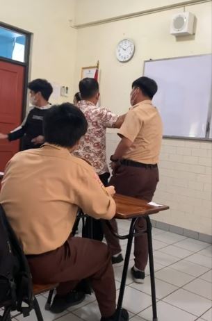 Momen siswa prank beri kejutan ultah sang guru TikTok