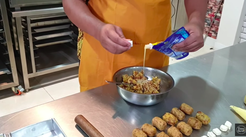 5 Trik bikin pisang bolen Bandung berlayer, harum, dan super lembut