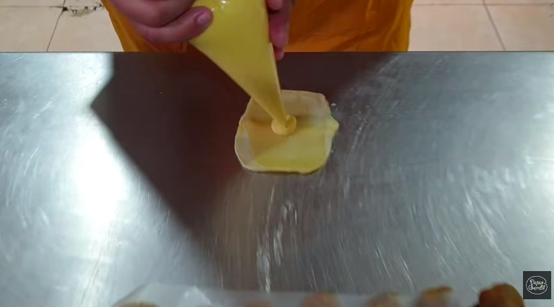 5 Trik bikin pisang bolen Bandung berlayer, harum, dan super lembut