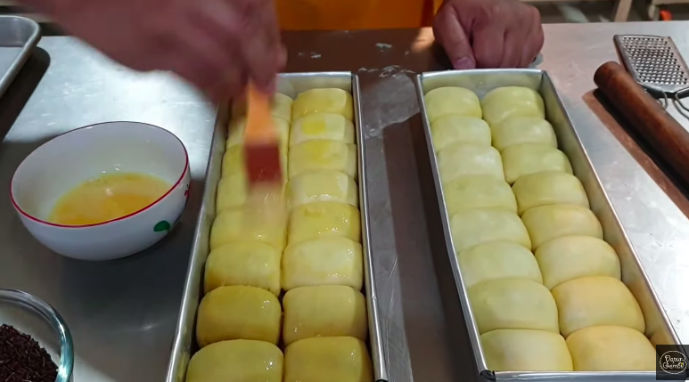 5 Trik bikin pisang bolen Bandung berlayer, harum, dan super lembut