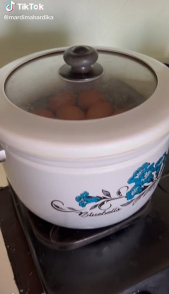 Jangan direbus, ini cara masak telur biar kulitnya lebih mudah dikupas
