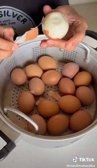 Jangan direbus, ini cara masak telur biar kulitnya lebih mudah dikupas