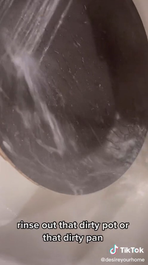 Tanpa menunggu lama, ini trik buang minyak jelantah yang masih panas