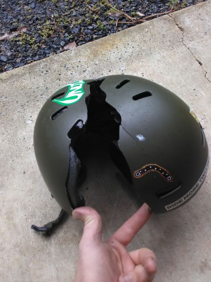 11 Momen lucu helm rusak di tengah jalan, bentuknya bikin kesal