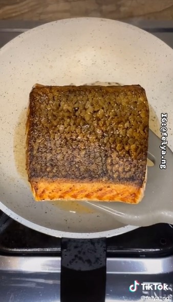 Trik masak salmon ala restoran, kulitnya renyah dan daging tetap juicy