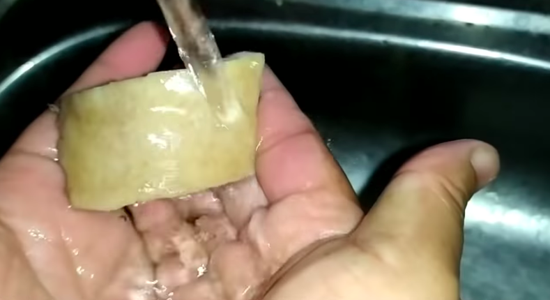 Cuma pakai sendok, ini cara mudah bersihkan bulu pada kulit sapi