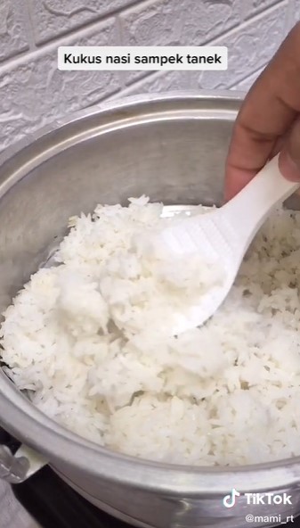 Trik biar nasi tak mudah basi usai dipanaskan ulang, pakai garam