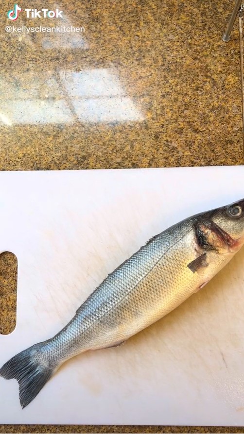 Bisa pakai sendok, begini trik bersihkan sisik ikan dengan mudah