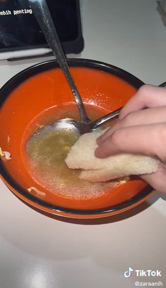 Cara Adhisty Zara makan kuah mi instan ini bikin geleng kepala