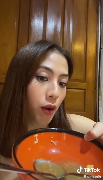 Cara Adhisty Zara makan kuah mi instan ini bikin geleng kepala