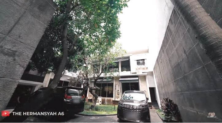 penampakan mewah kantor tasya farasya © YouTube