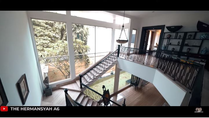 penampakan mewah kantor tasya farasya © YouTube