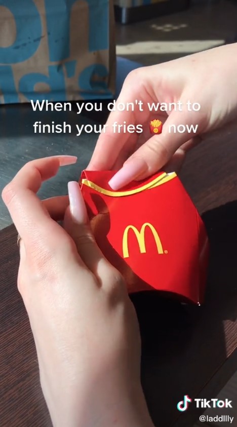 Cara melipat bungkus kentang goreng McD ini bikin isinya tak tumpah