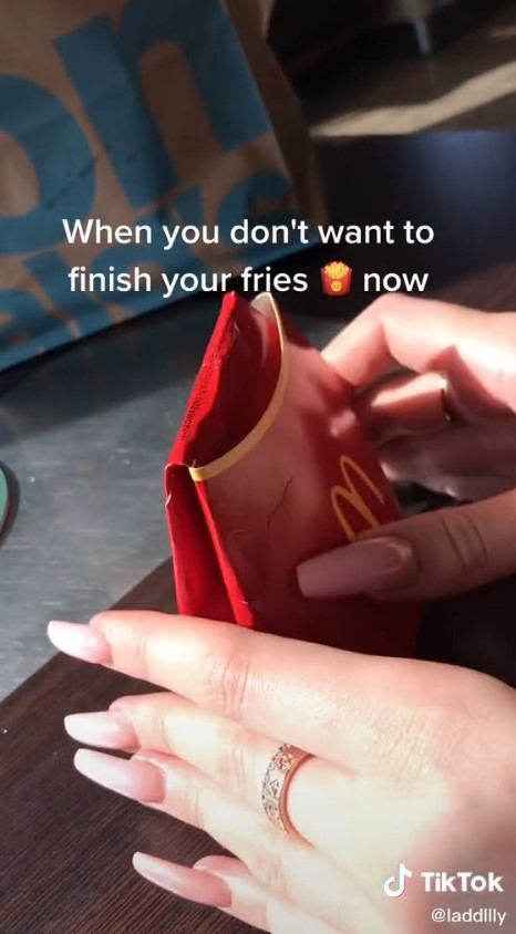 Cara melipat bungkus kentang goreng McD ini bikin isinya tak tumpah