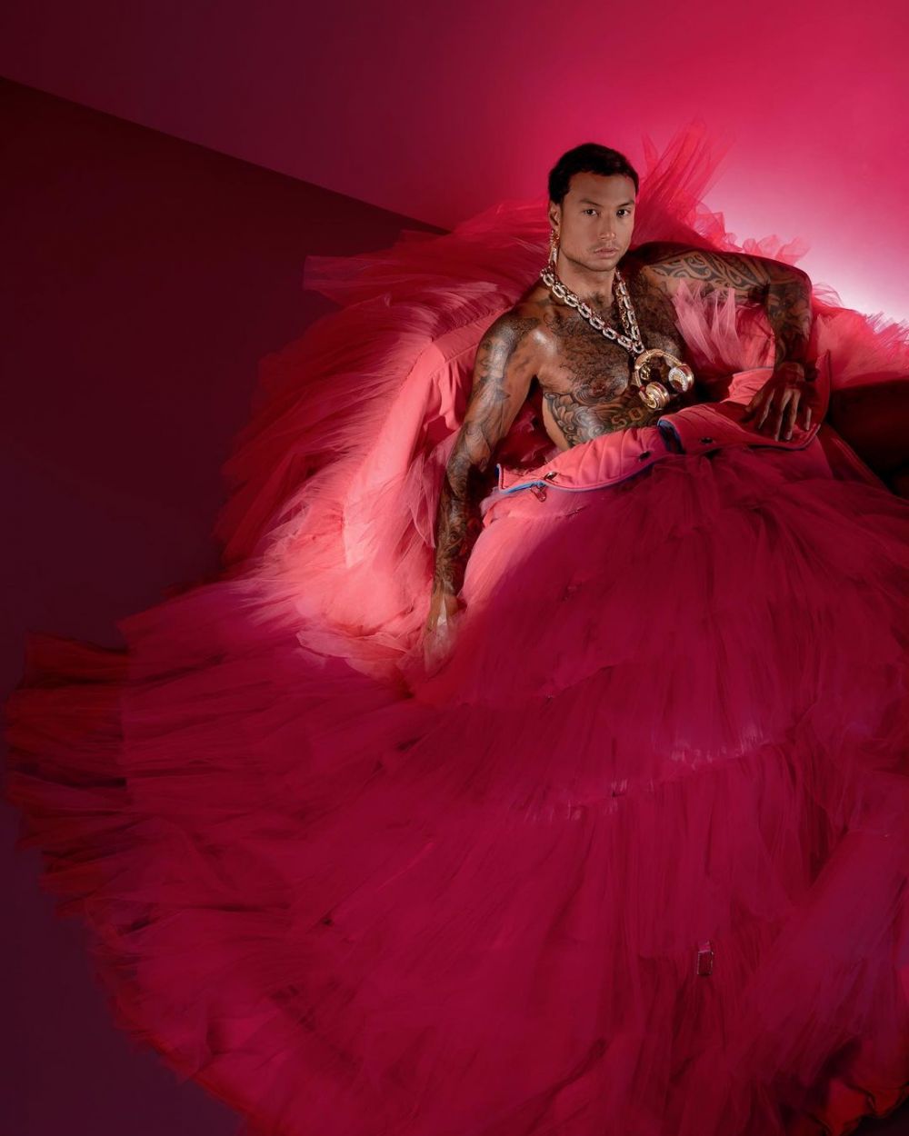 artis pria tampil beda pakai dress © berbagai sumber