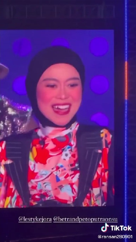 Lesty Kejora manggung usai kasus KDRT © berbagai sumber